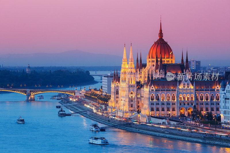 布达佩斯，日落中的匈牙利议会