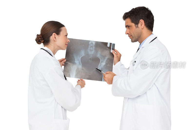 两位医生一起分析x光片