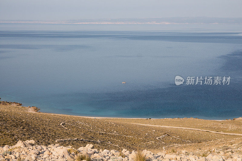 海上的船从很远的地方来