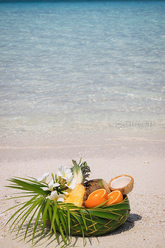 海边的热带水果篮