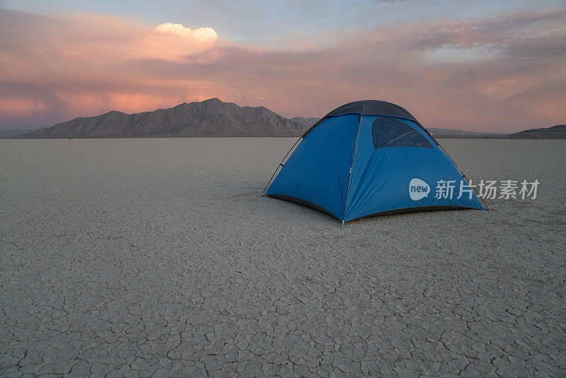 沙漠中的帐篷露营
