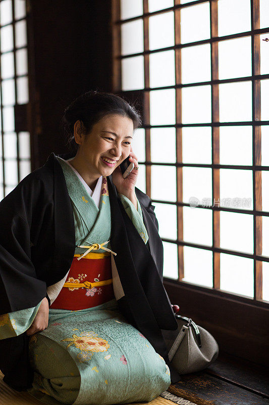 和服女士在百库曼本Chionji寺拿着电话