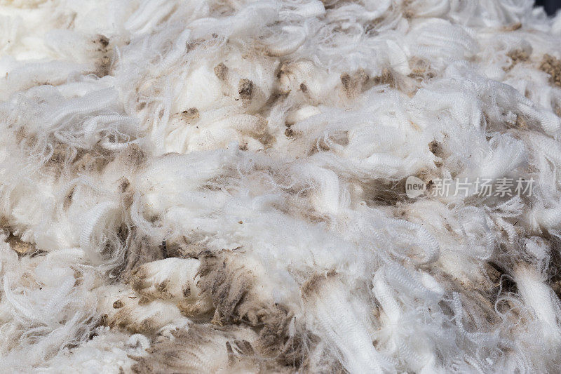 一袋羊毛开着，显示剪过毛的产品