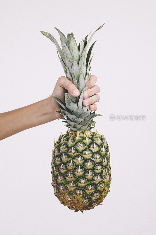 手里拿着菠萝