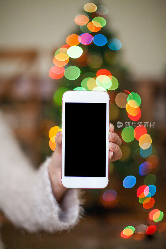 圣诞树前的智能手机