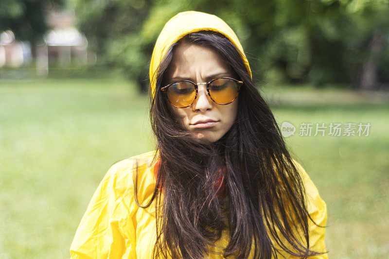 穿着黄色雨衣的女人