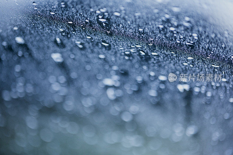 在一个夏天的一天，雨从挡风玻璃的背景。