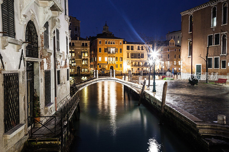 威尼斯的城市景观——运河和典型的意大利建筑