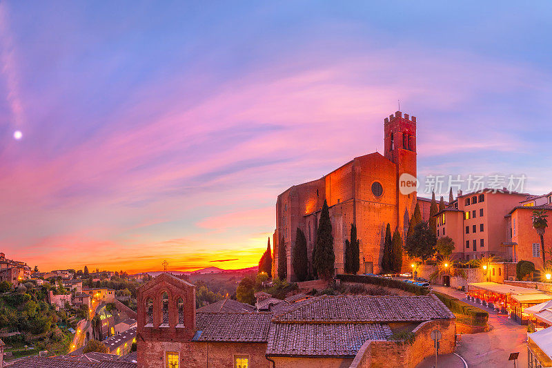 日落时分的圣多梅尼科大教堂，锡耶纳，意大利