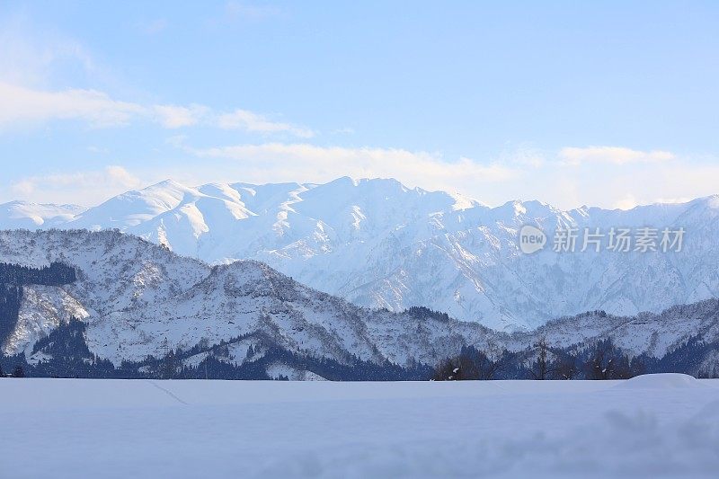 白雪覆盖的山脉和雪地