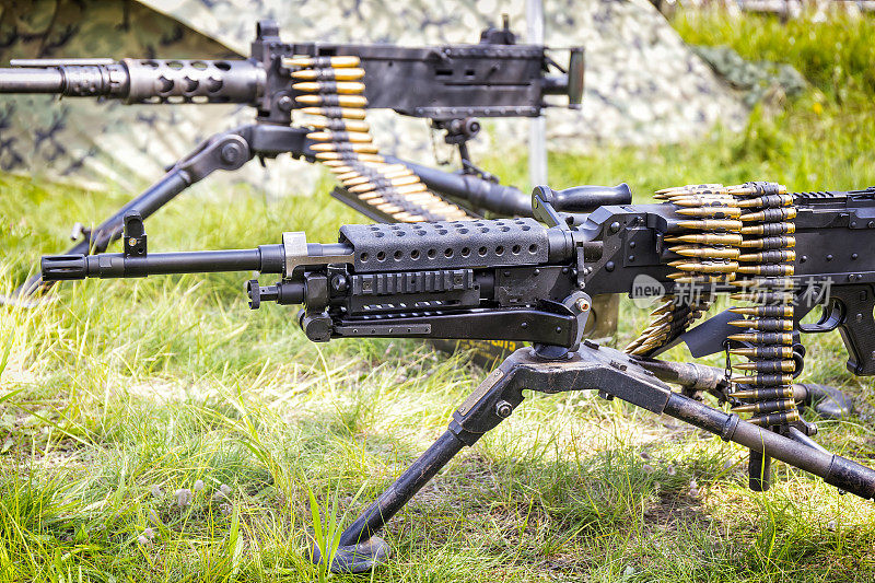 带子弹的M240机关枪