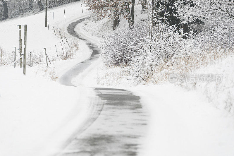 蜿蜒的道路穿过农村地区刚下过的雪