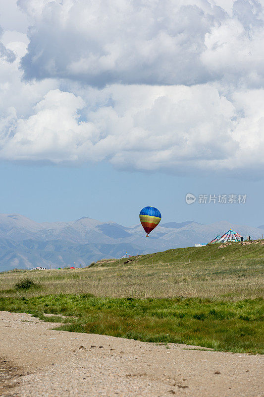热气球在远处的草地和山上