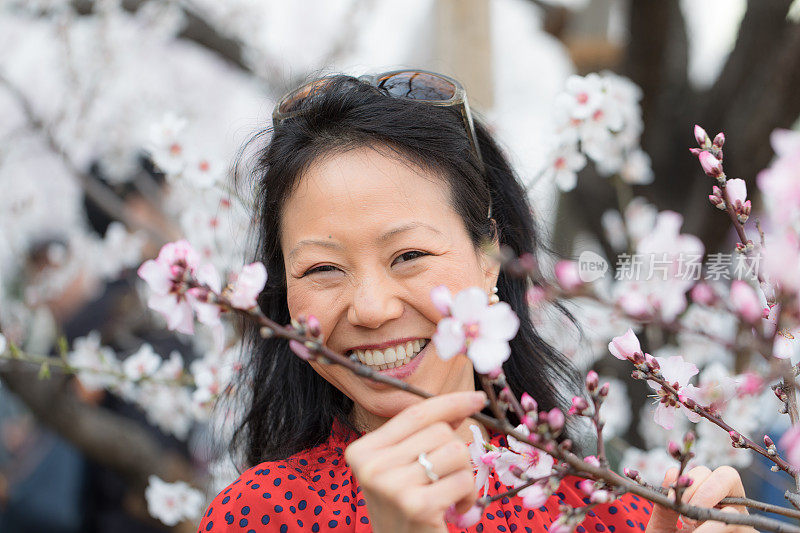 日本女人的肖像与花