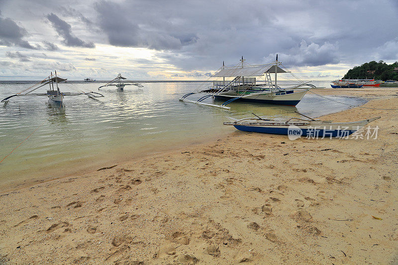 巴郎盖或邦加船搁浅在海滩上。蓬Ballo-Sipalay-Philippines。0347