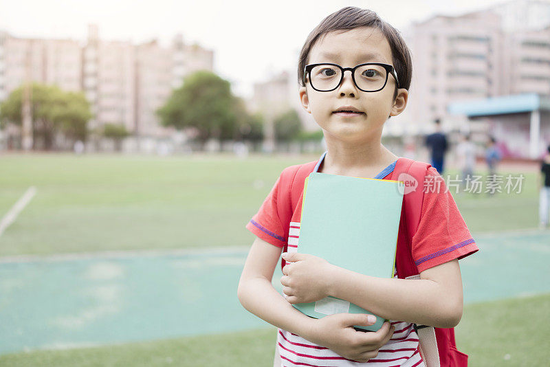 孩子们在读书