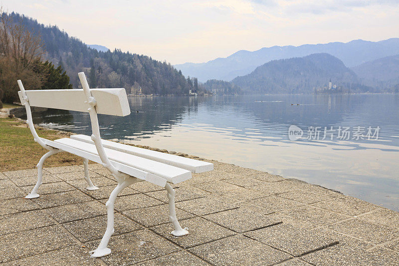 风景湖流血，斯洛文尼亚，欧洲。空旷的公园长椅背景。