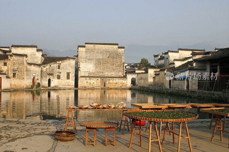 中国安徽宏村，池畔有古建筑倒影