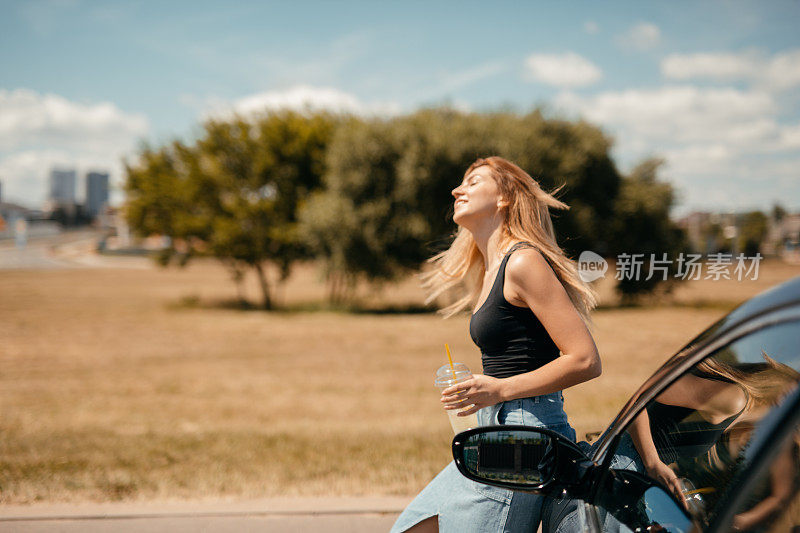 拿着柠檬水在城市里走来走去的女人