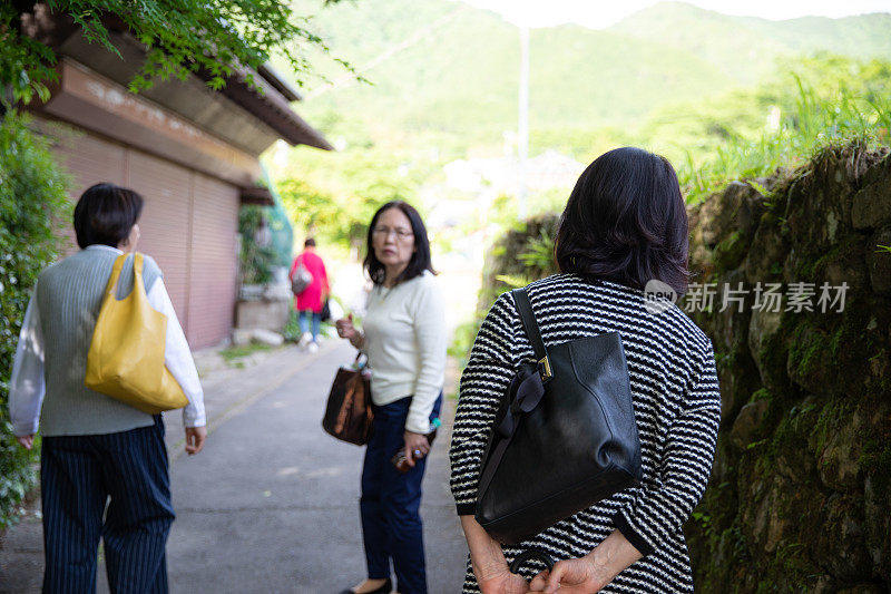 一群老年妇女一起走