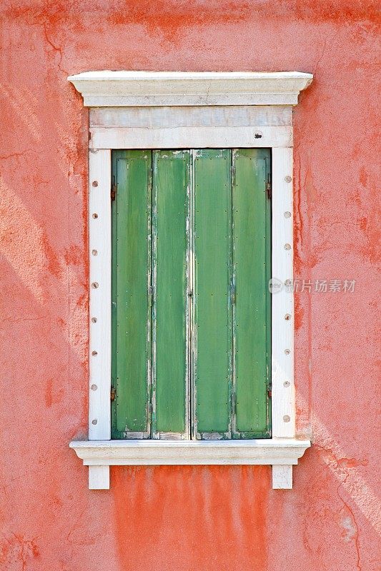 布拉诺岛上的房子的彩色窗户