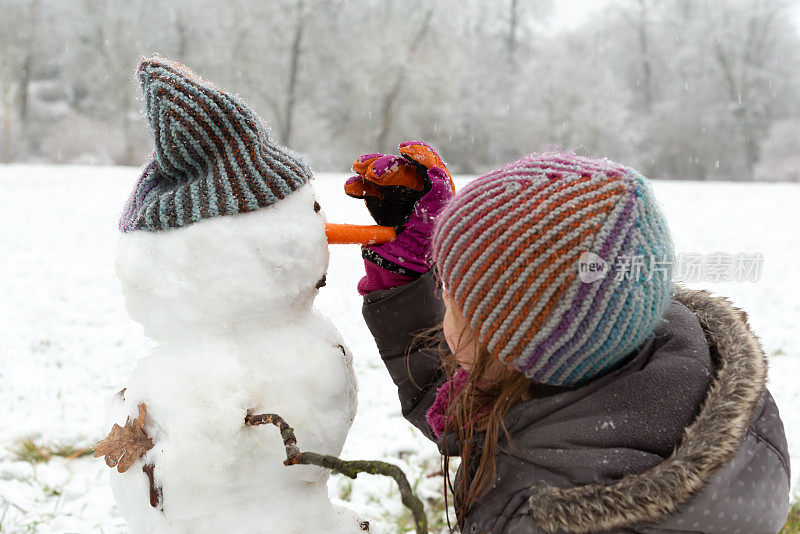 女孩在玩雪人