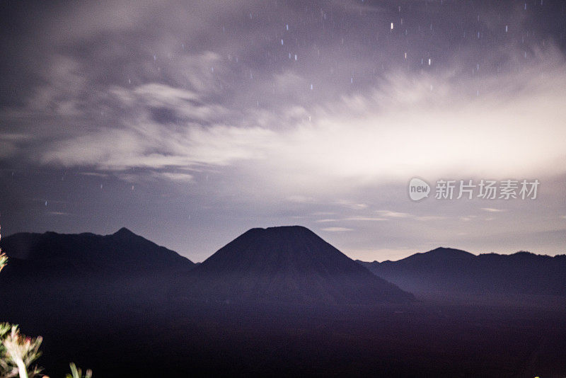 印尼火山上的贡溴火山阴天