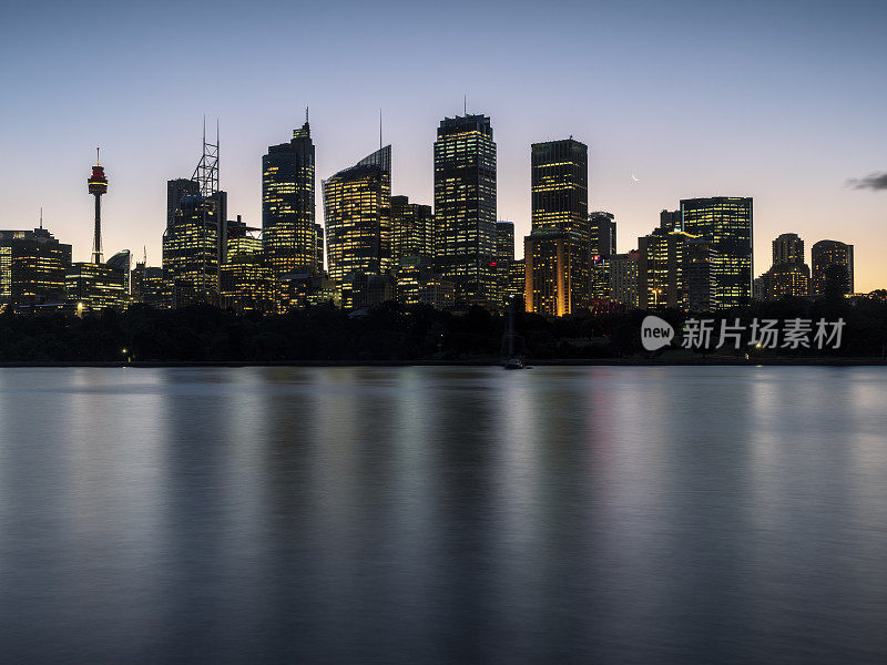 城市滨水区的现代建筑群