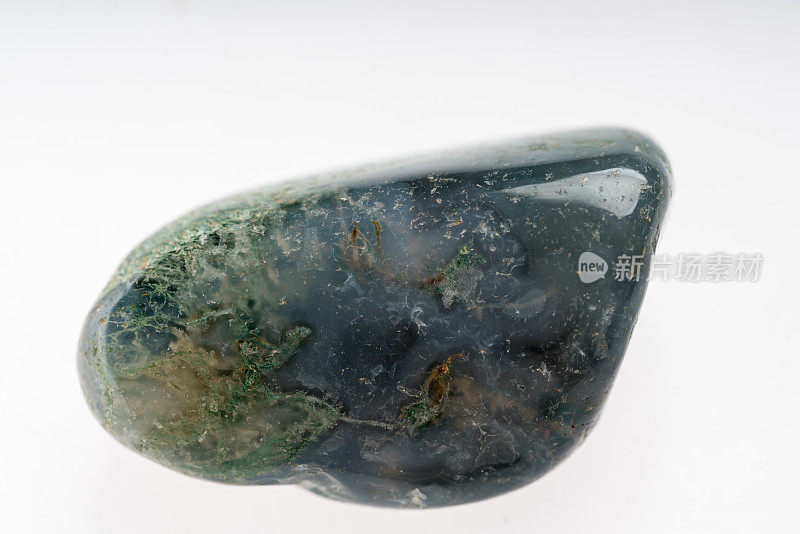 水玛瑙矿物石材样品与白色背景