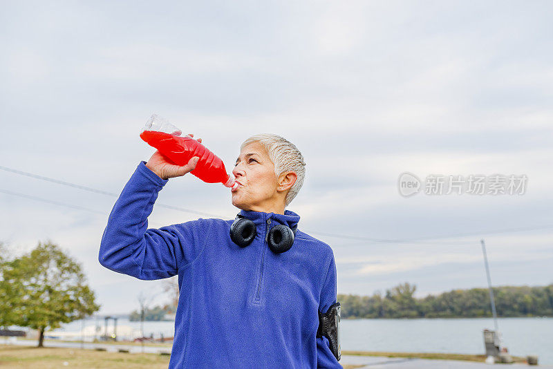 成熟的运动员女人慢跑后休息