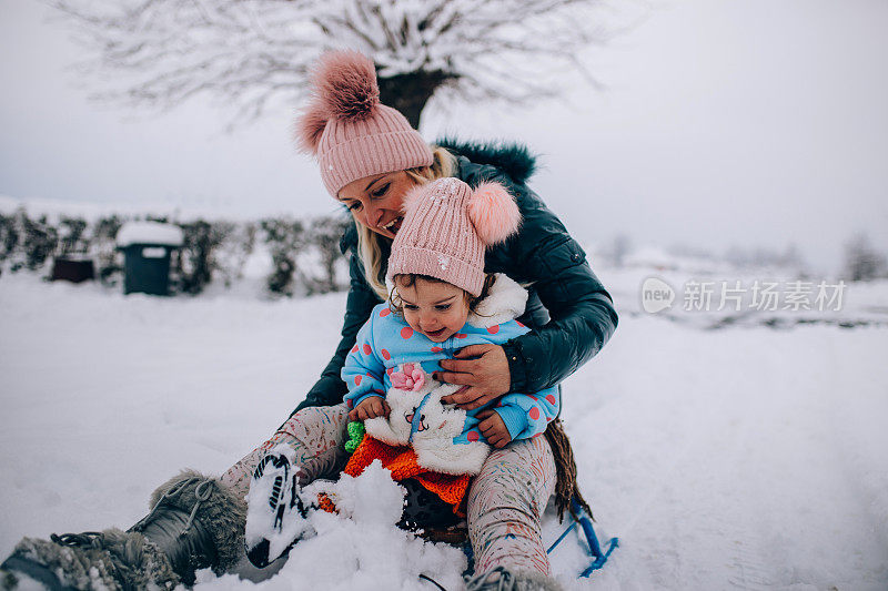 妈妈和宝宝享受雪橇之旅