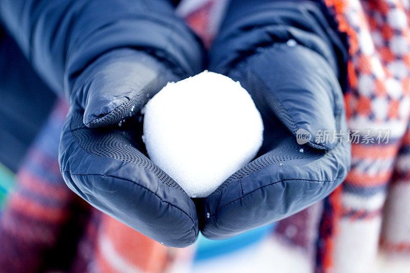 女人手里拿着雪球