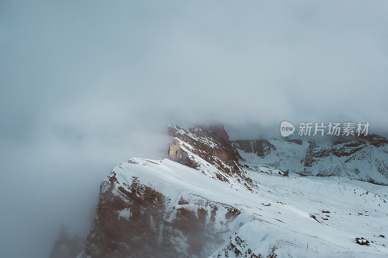 在白云石阿尔卑斯山脉的雾塞达山冬季风景