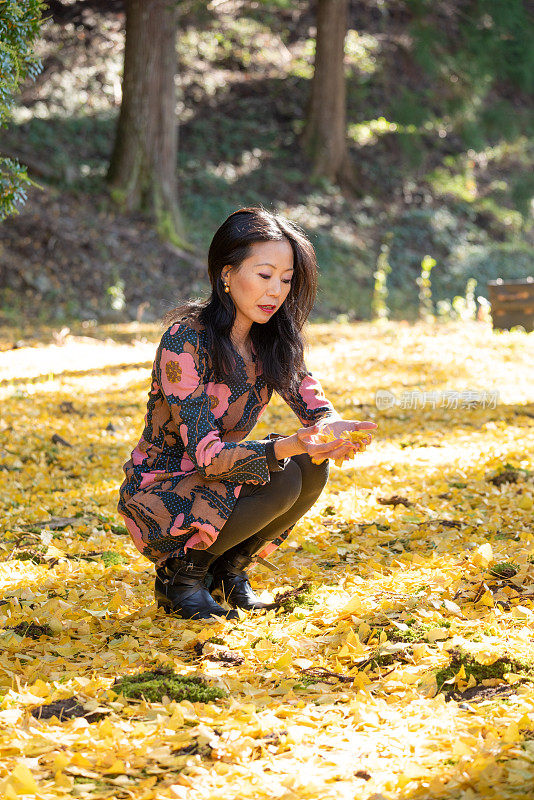 美丽的日本女人享受秋天