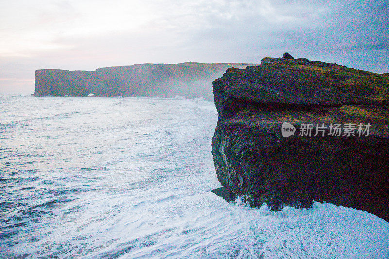 Dyrhólaey冰岛南部景观与波涛汹涌的海洋