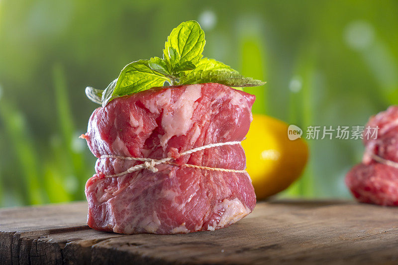 肉铺里的生肉用调味料串起来