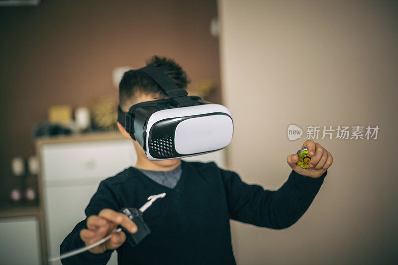小男孩使用VR眼镜