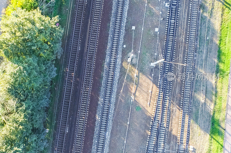 铁路俯视图。铁路轨道和枕木。