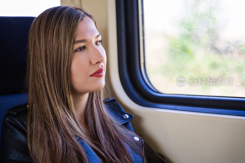 深思熟虑的旅行的女人