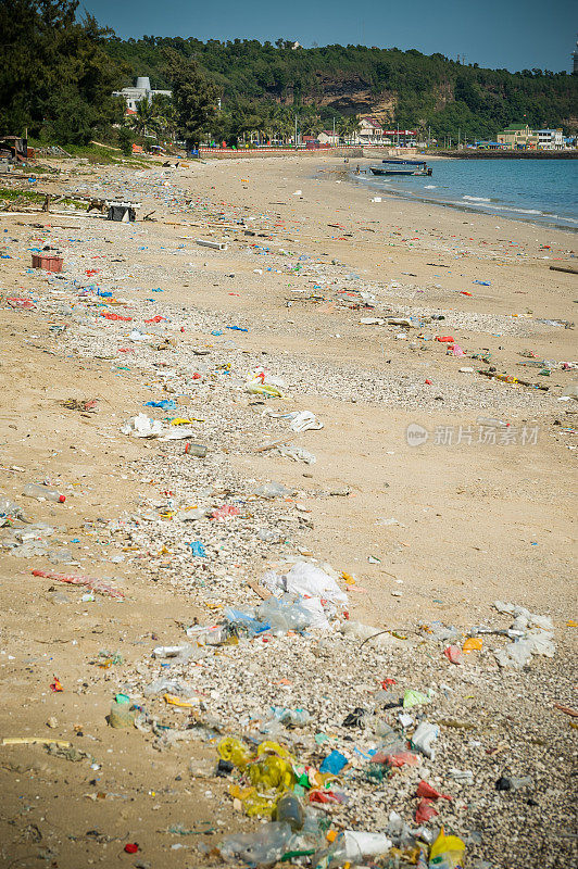 海滩上有很多垃圾