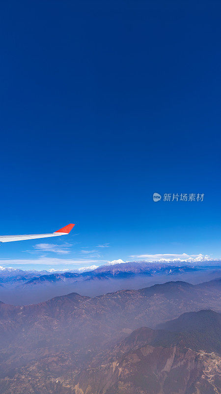 从飞机上看山和天空