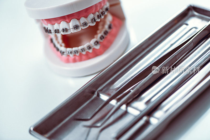 牙科工具和注射器在牙医的手术和牙套例子