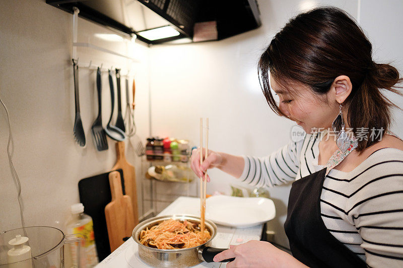 在厨房做饭的女人