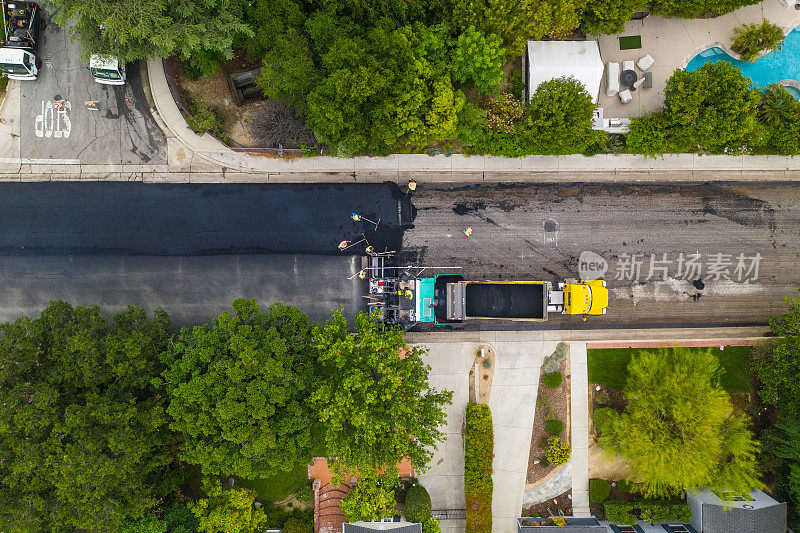 住宅街道的道路铺设施工-无人机拍摄