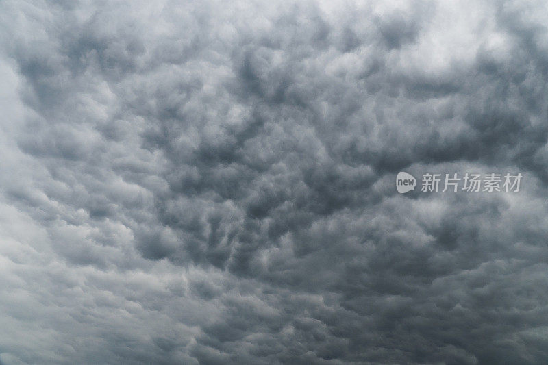 积雨云乳房。低角度的暴风雨天空与暴风雨云在下雨前。