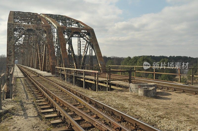 铁路桥梁。律法,钢结构。渡河。