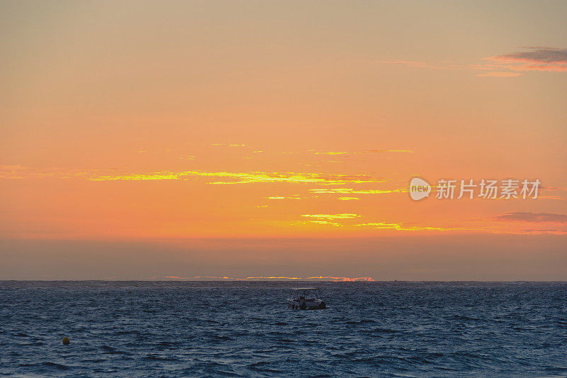 有天空和大海的加勒比风景。