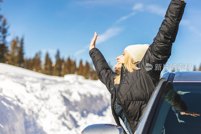 成熟的女性户外探险在西部科罗拉多山脉与记录降雪