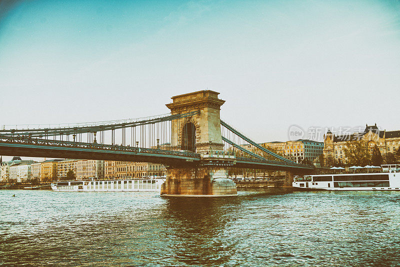 访问欧洲。匈牙利布达佩斯多瑙河上的链条桥