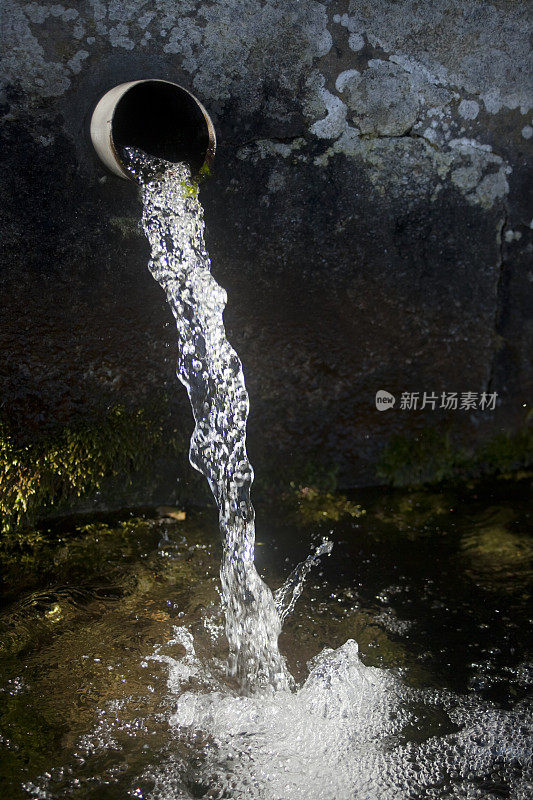 古老的石头饮水喷泉